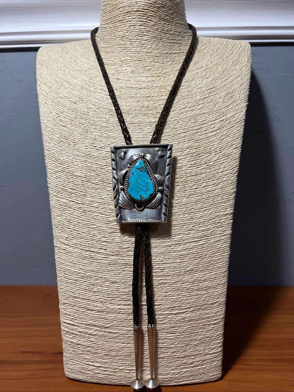 Vintage Navajo Kingman Turquoise Cabochon Sterling Silver bolo tie Signed S.Lee